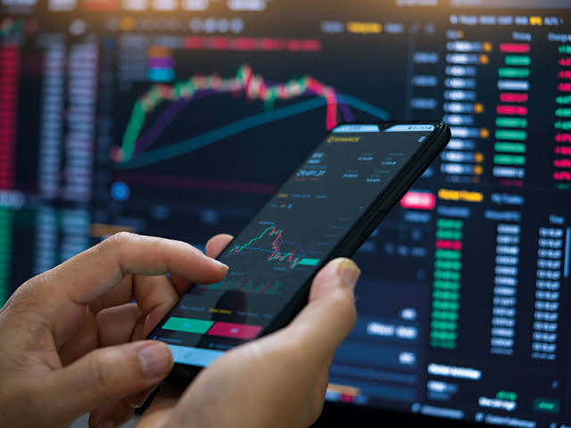 Bazarlarda son vəziyyət: Bitcoin və səhmlər kəskin yüksəlib, neft ucuzlaşıb