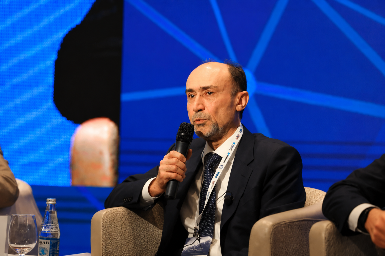 Zakir Nuriyev: “Manata olan inamın artması dollarlaşmanın səviyyəsini aşağı salır”